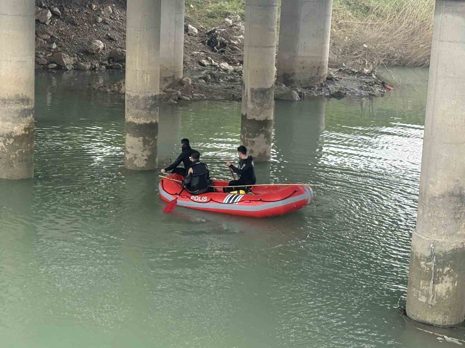 Tarsus’ta ırmakta kaybolan genç için seferber oldular: Vali Toros bölgede
