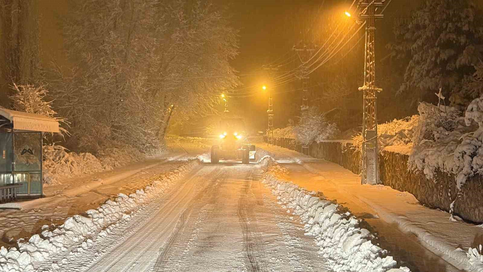 Tarsus’ta karla mücadele: Ekipler gece boyunca sahadaydı
Tarsus’ta karla mücadele: Ekipler gece boyunca sahadaydı