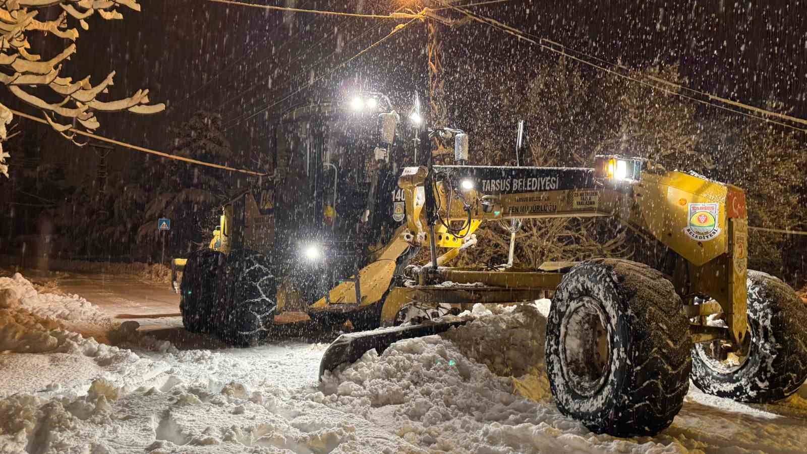 Tarsus’ta karla mücadele: Ekipler gece boyunca sahadaydı
Tarsus’ta karla mücadele: Ekipler gece boyunca sahadaydı