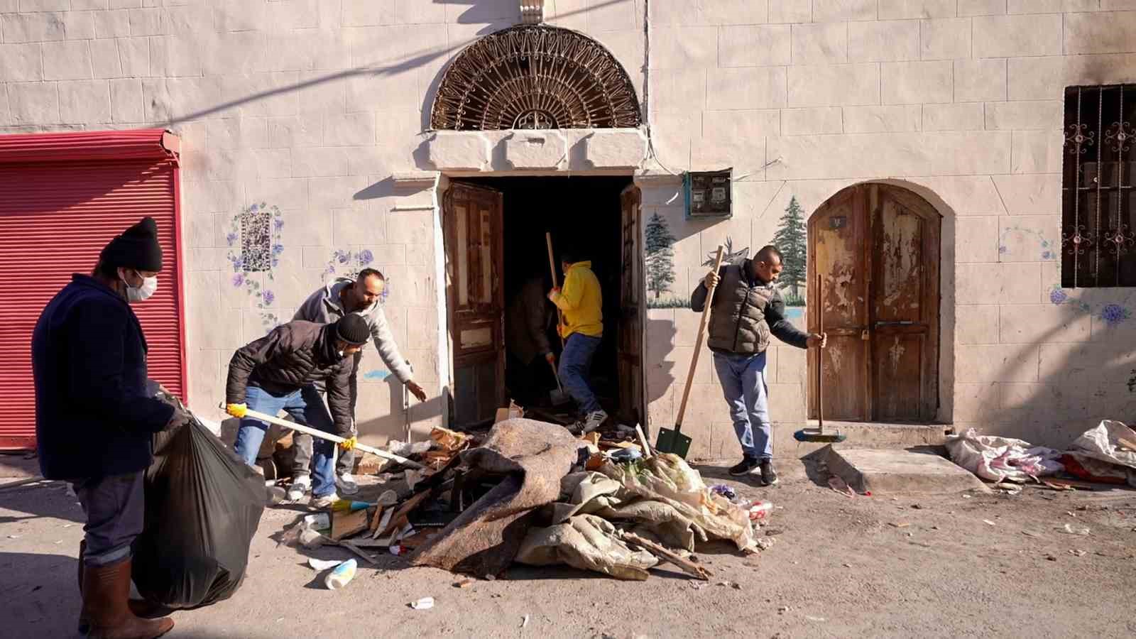 Tarsus’ta kötü koku şikayeti üzerine adrese giden ekipler, evden 28 kamyon atık çıkardı

