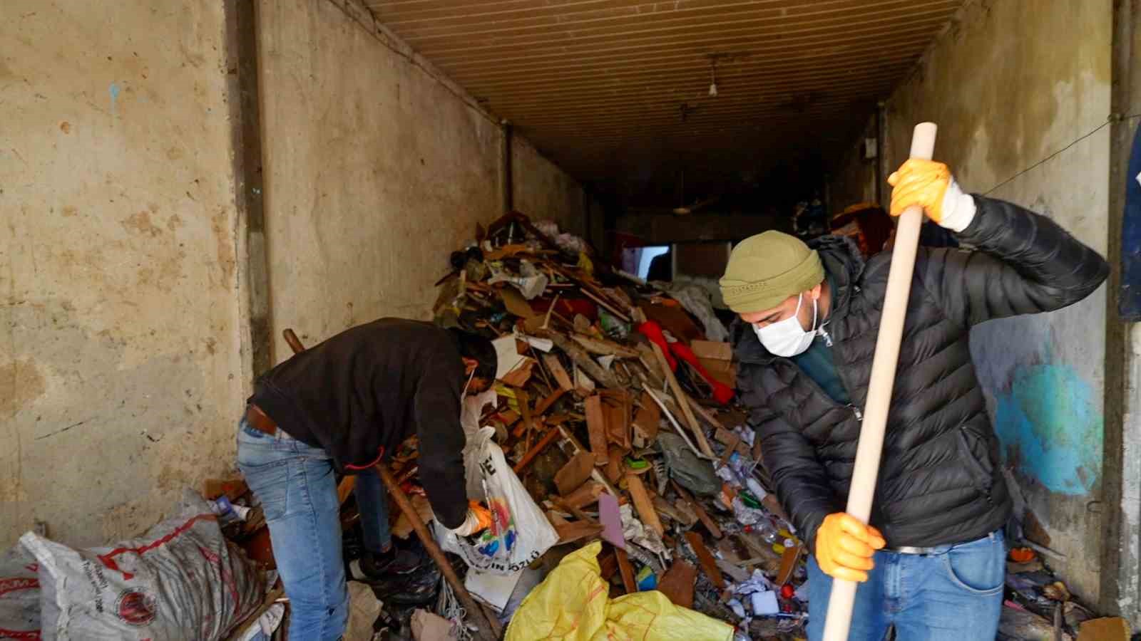 Tarsus’ta kötü koku şikayeti üzerine adrese giden ekipler, evden 28 kamyon atık çıkardı
