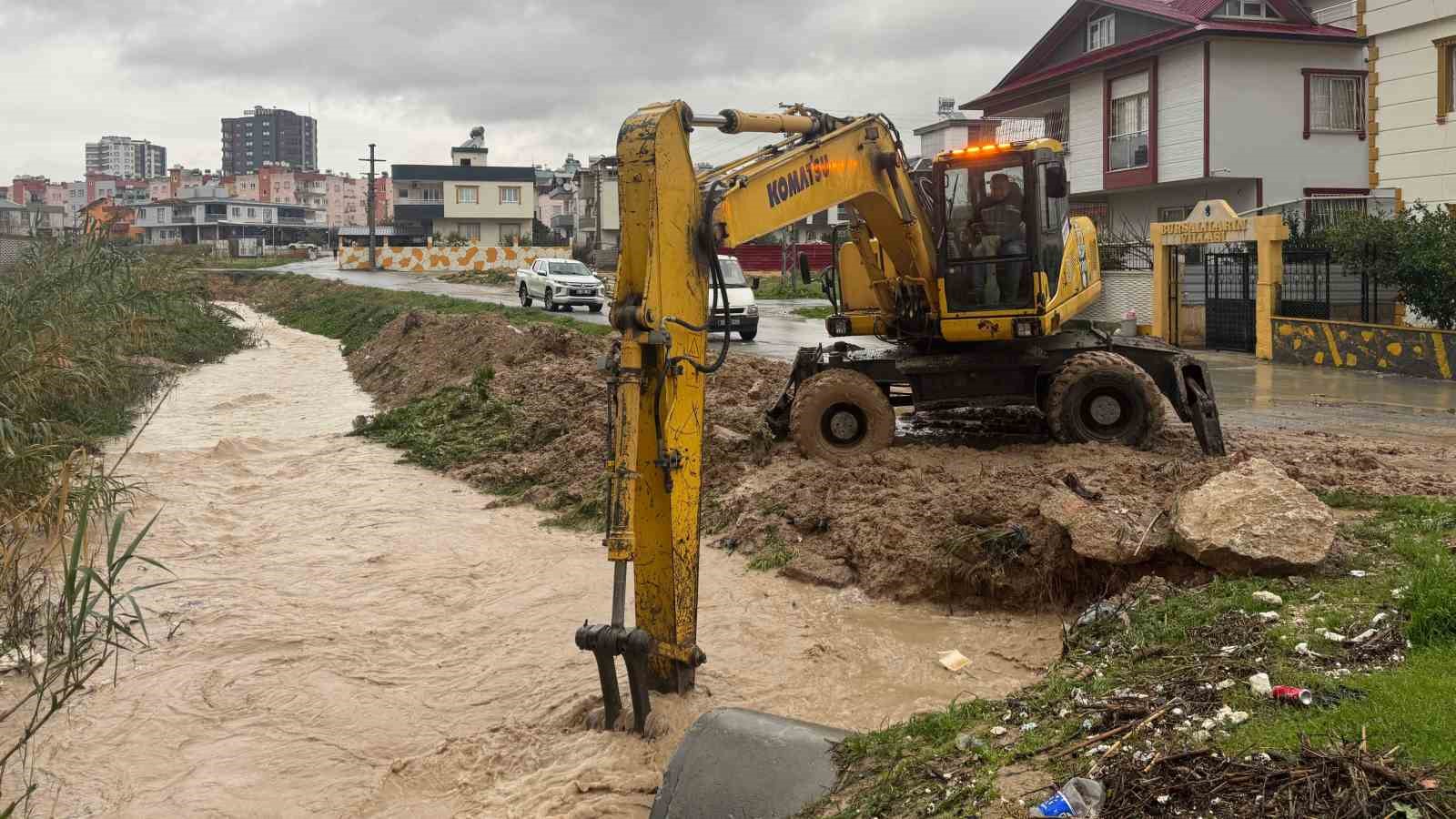 Tarsus’ta sağanak yağışlara ekipler anında müdahale etti
