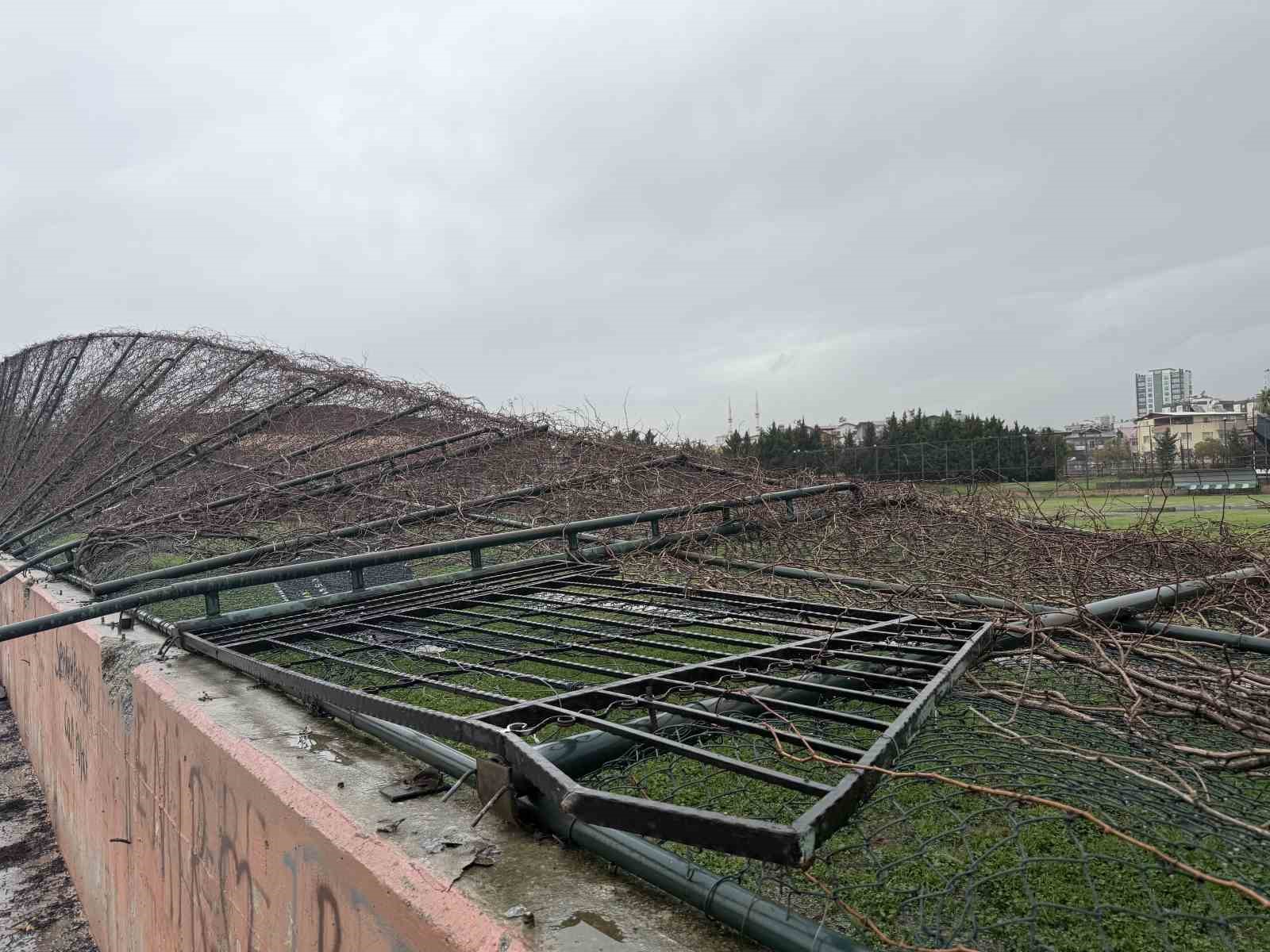 Tarsus’ta yağmur ve fırtına etkili oldu, seralar zarar gördü
