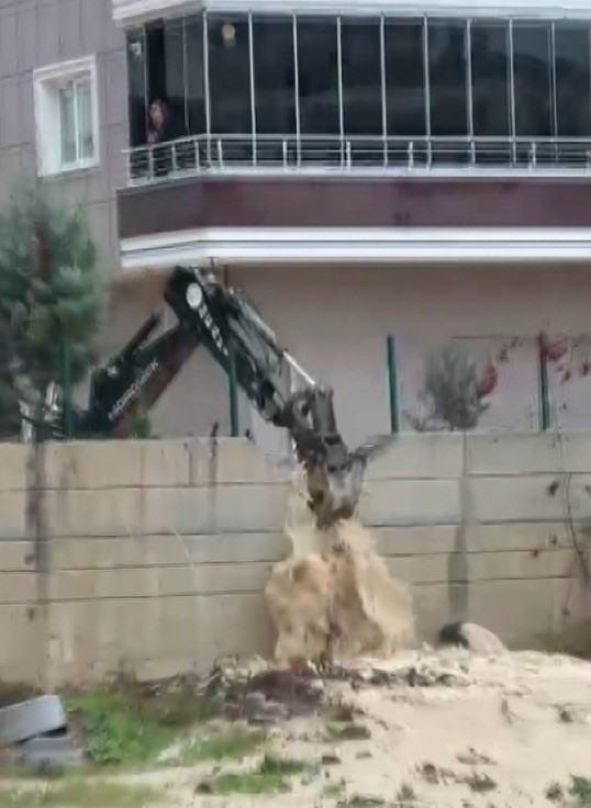 Tarsus’ta yağmur ve fırtına hayatı olumsuz etkiledi
