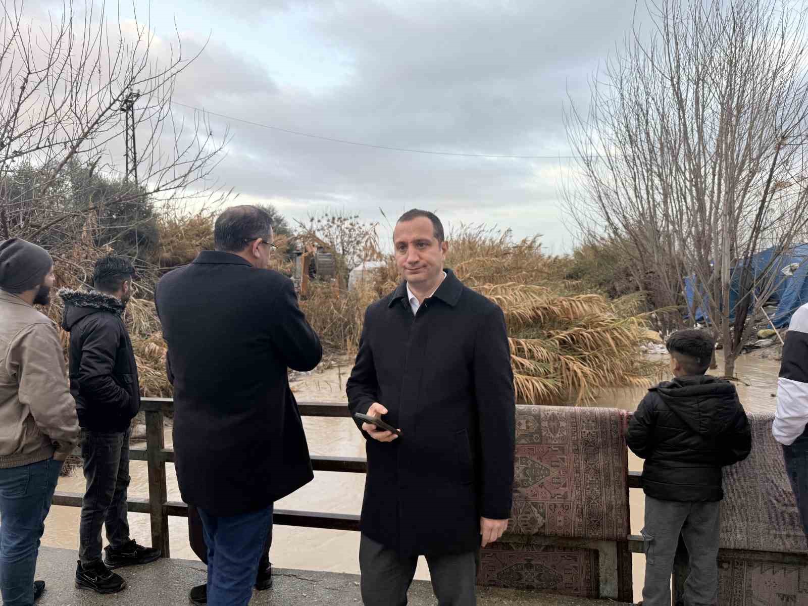 Tarsus’ta yağmurdan zarar gören bölgede inceleme
