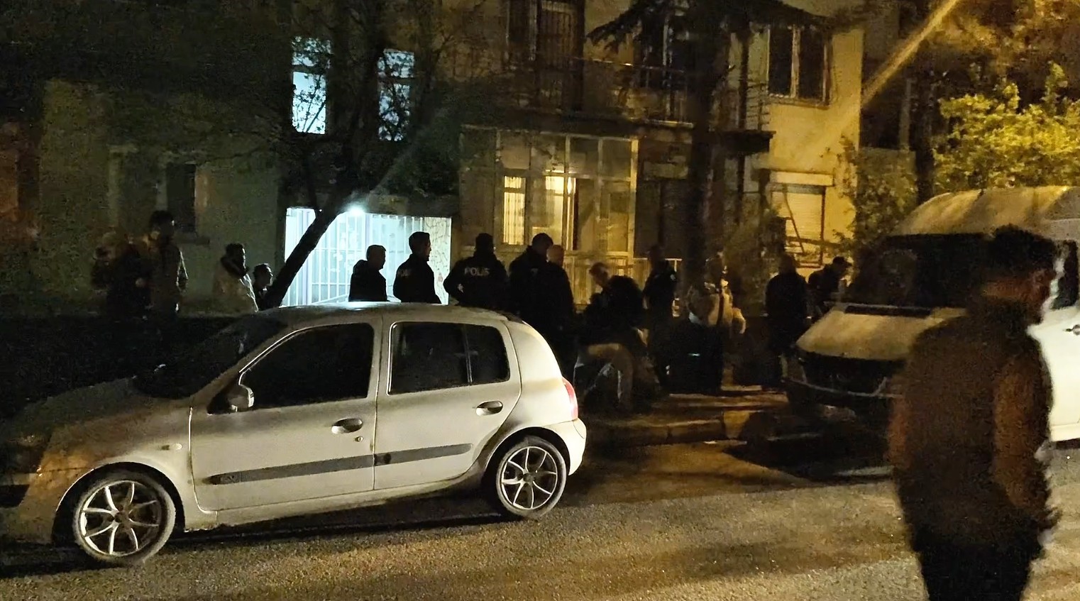 Tartıştığı akrabasını silahla yaralayıp intihar etti
