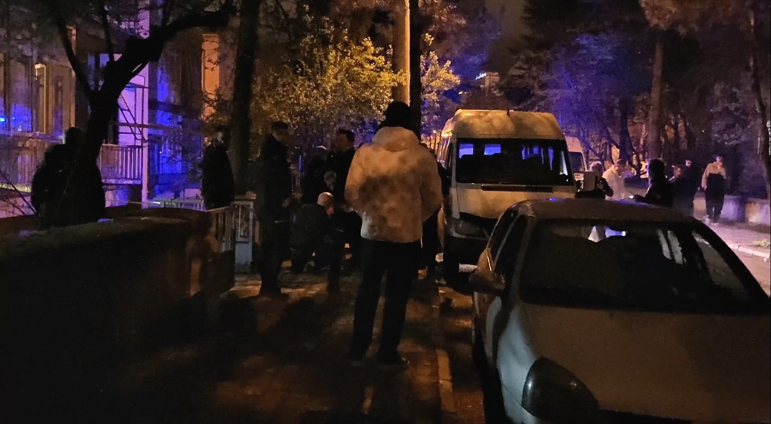 Tartıştığı akrabasını silahla yaralayıp intihar etti
