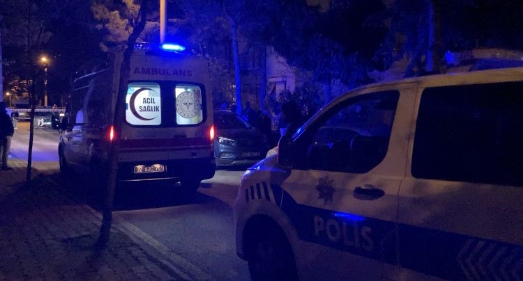 Tartıştığı akrabasını silahla yaralayıp intihar etti
