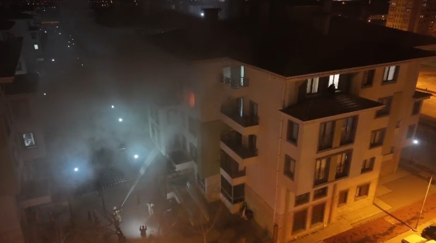 Tartıştığı annesine kızıp daireyi ateşe verdi: 10 kişi dumandan etkilendi
