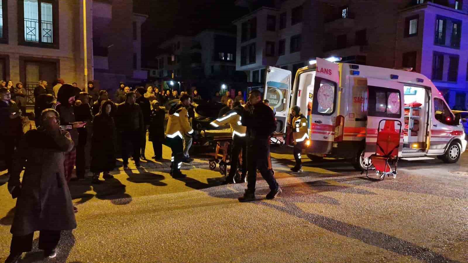 Tartıştığı annesine kızıp daireyi ateşe verdi: 10 kişi dumandan etkilendi
