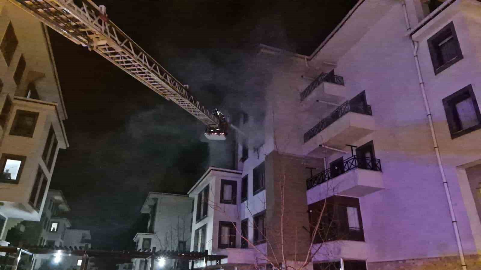 Tartıştığı annesine kızıp daireyi ateşe verdi: 10 kişi dumandan etkilendi
