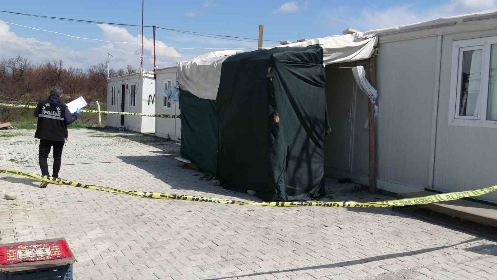 Tartıştığı dini nikahlı eşi ile bacanağına kurşun yağdırdı
