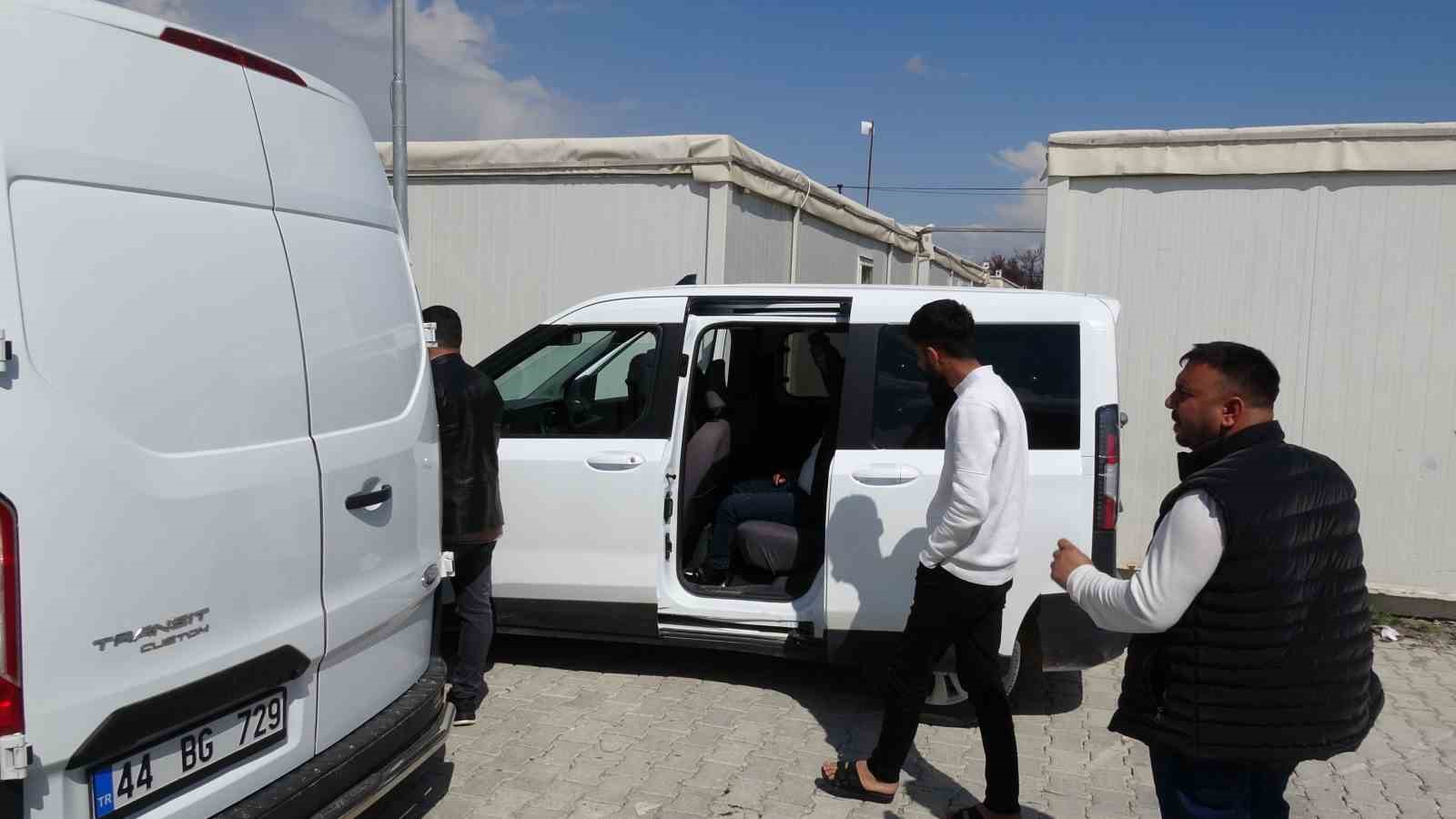 Tartıştığı dini nikahlı eşi ile bacanağına kurşun yağdırdı
