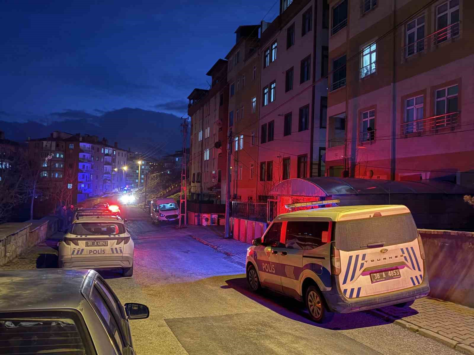 Tartıştığı erkek arkadaşını banyoda bıçaklayarak öldürdü
