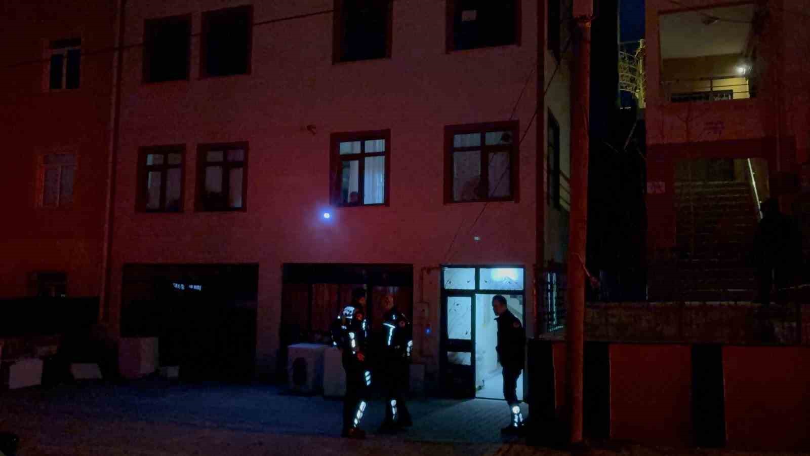 Tartıştığı erkek arkadaşını banyoda bıçaklayarak öldürdü
