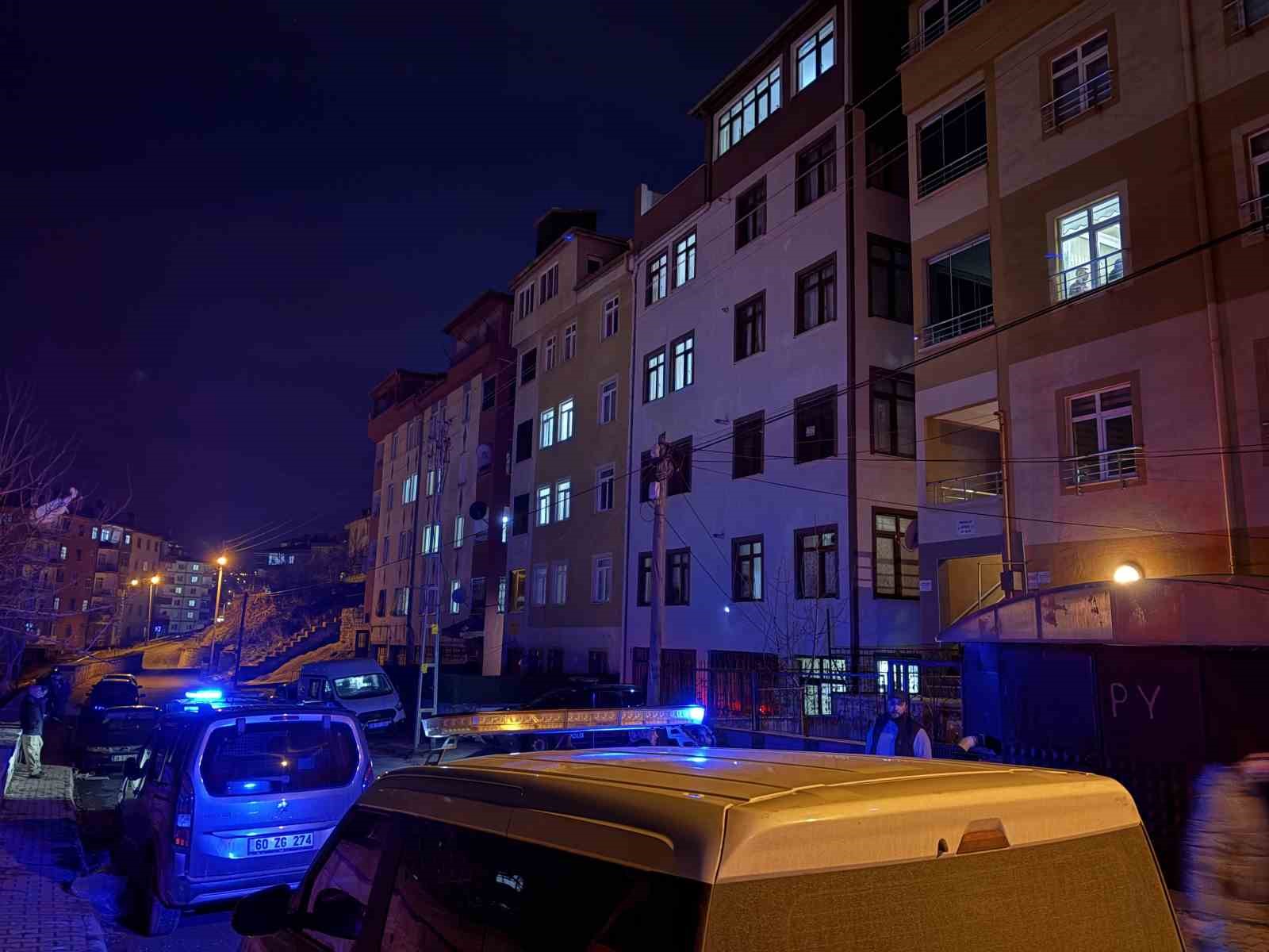 Tartıştığı erkek arkadaşını banyoda bıçaklayarak öldürdü
