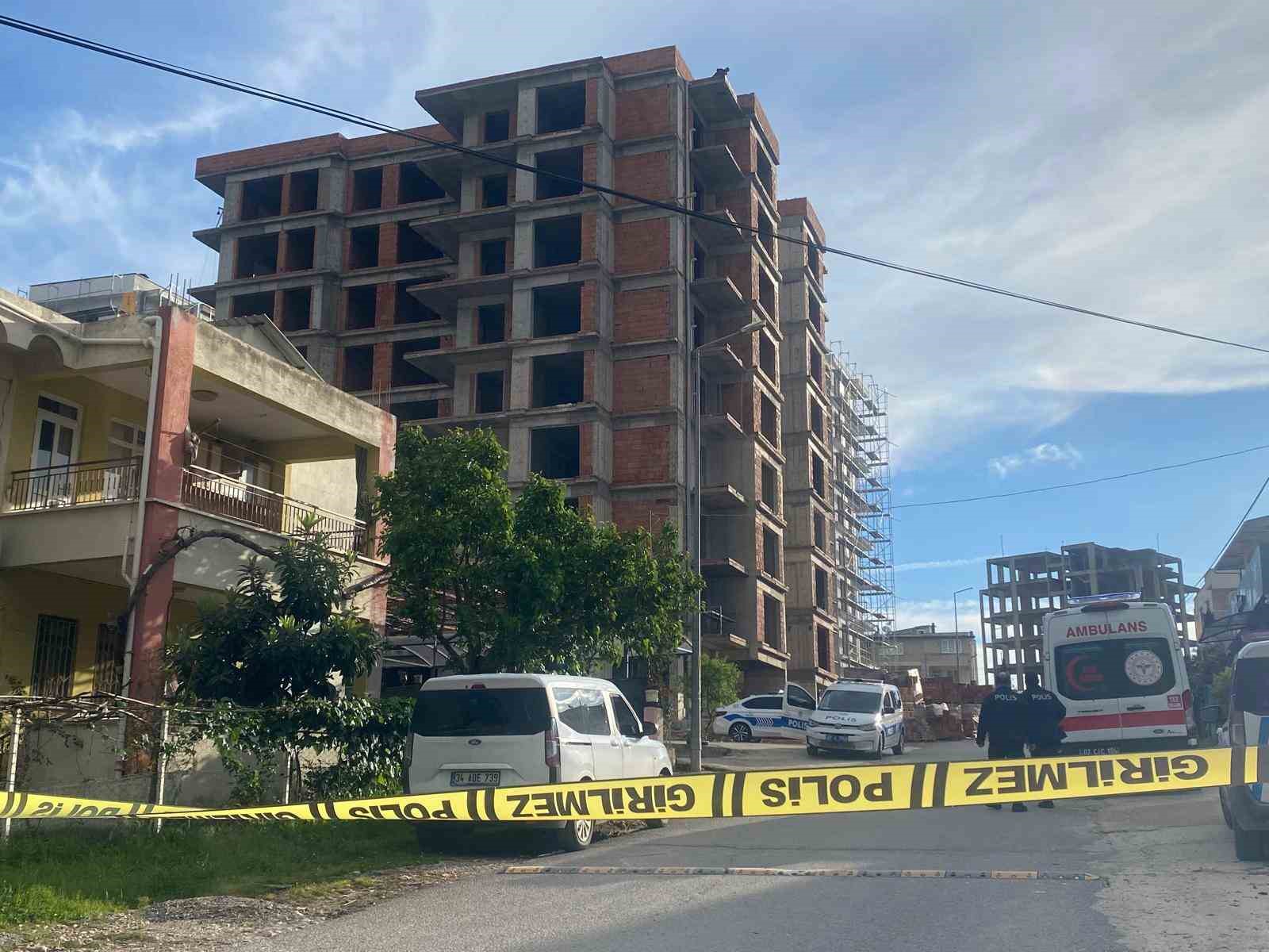 Tartıştığı eşi telefonlara bakmıyor diye çatıya çıktı
