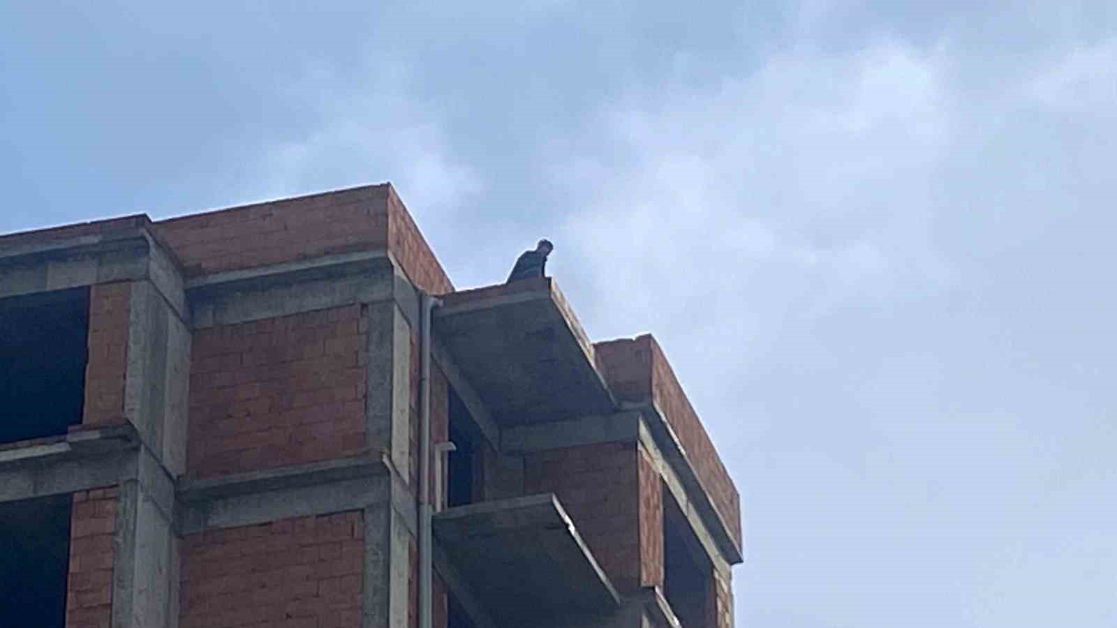 Tartıştığı eşi telefonlara bakmıyor diye çatıya çıktı
