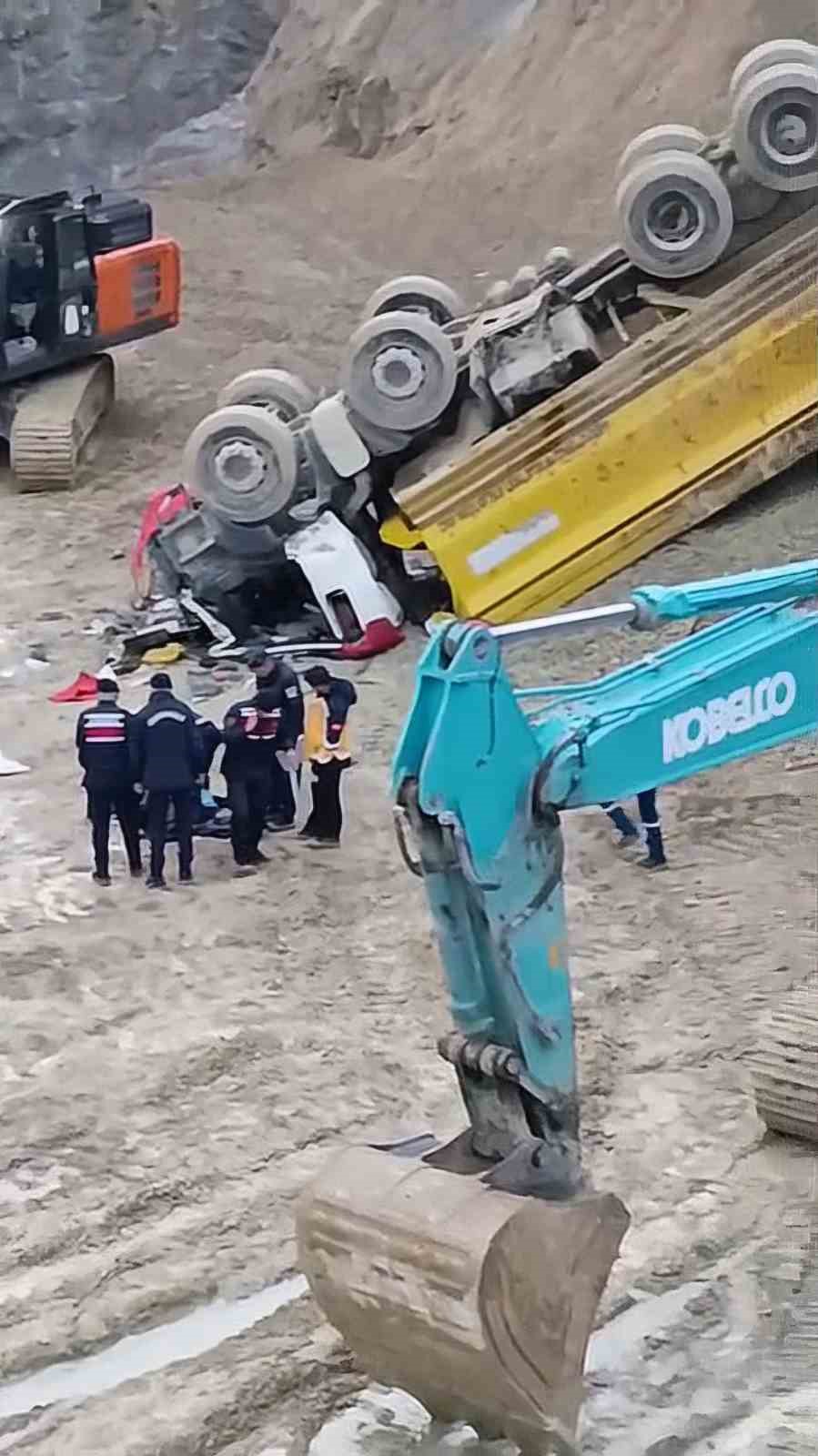 Taş ocağında uçuruma yuvarlanan kamyonun sürücüsü hayatını kaybetti
