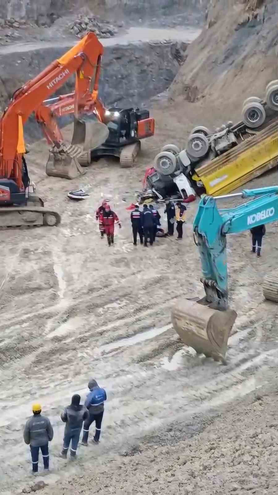 Taş ocağında uçuruma yuvarlanan kamyonun sürücüsü hayatını kaybetti
