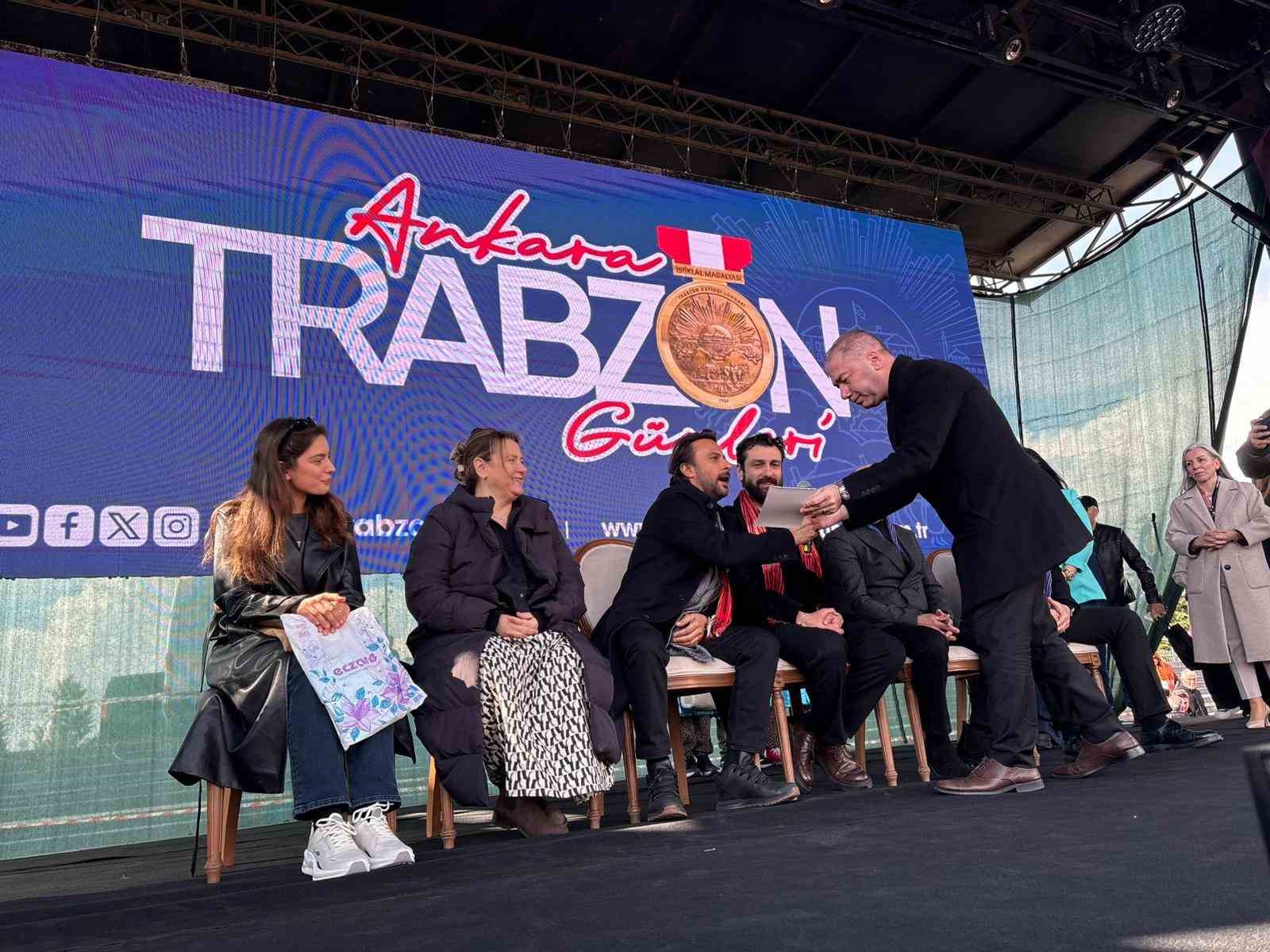 ‘Taşacak Bu Deniz’ oyuncuları Trabzon Günleri’nde hayranlarıyla buluştu
