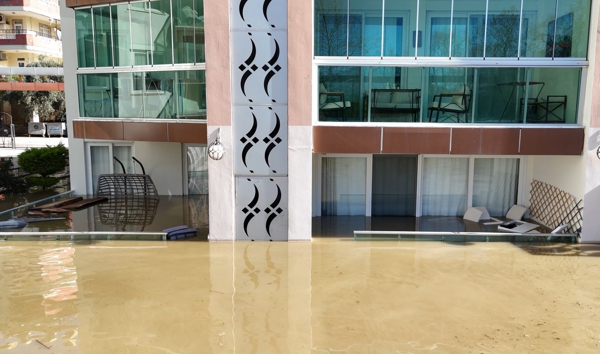 Taşan çaydaki işletme yıkıldı, sulara kapılmak üzere olan bir köpek son anda kurtarıldı
