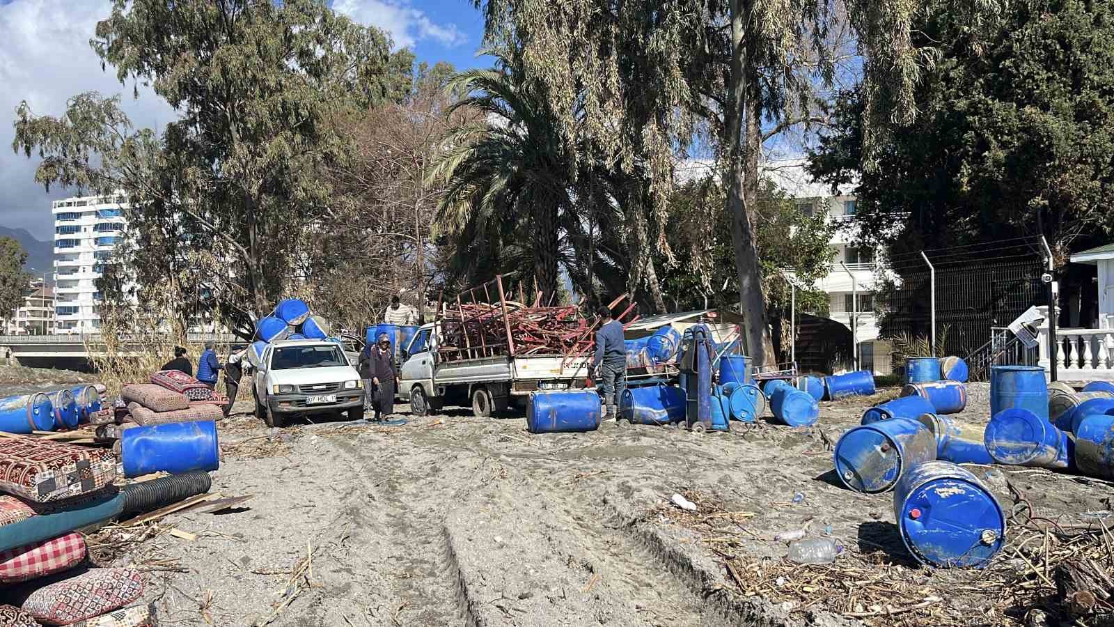 Taşan çaydaki işletme yıkıldı, sulara kapılmak üzere olan bir köpek son anda kurtarıldı
