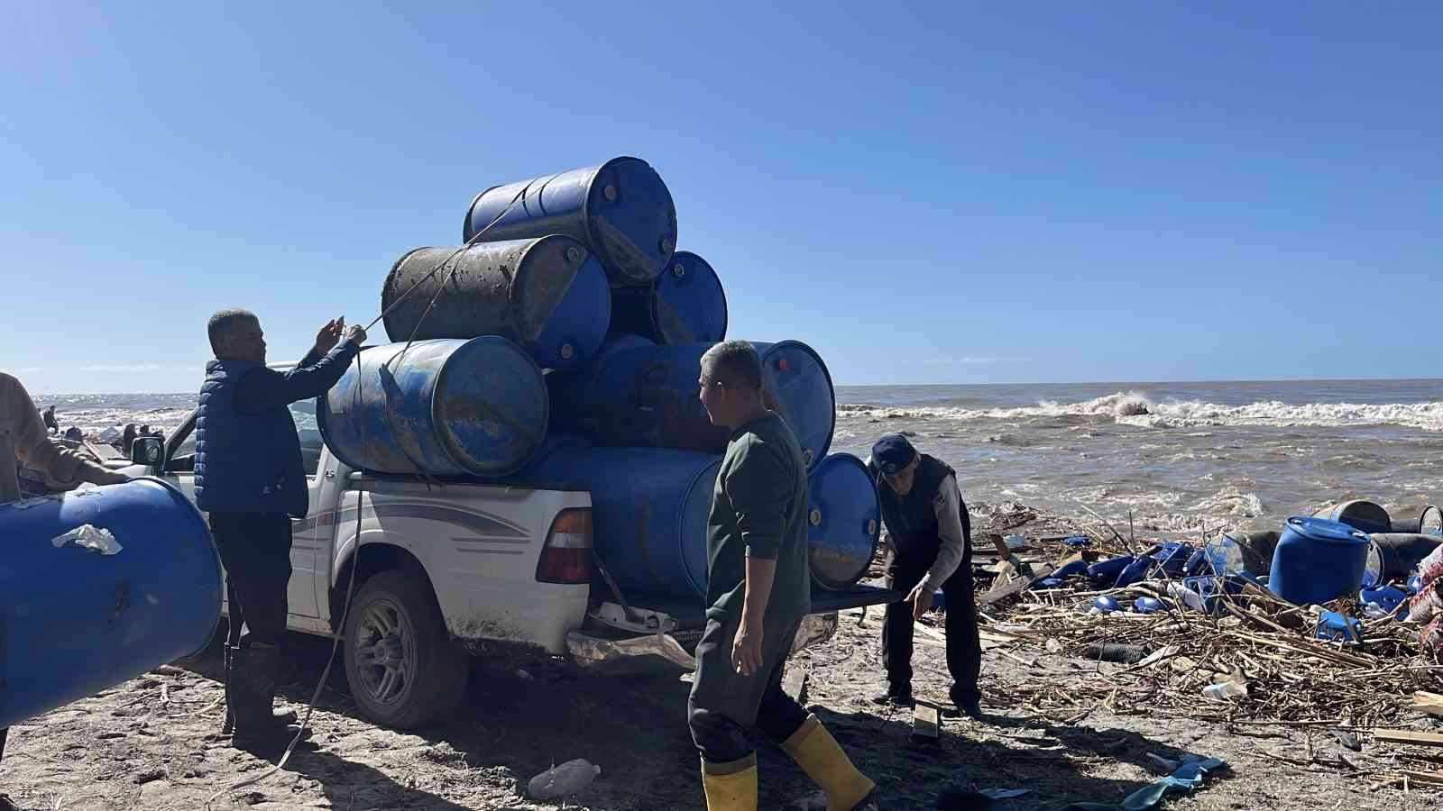 Taşan çaydaki işletme yıkıldı, sulara kapılmak üzere olan bir köpek son anda kurtarıldı

