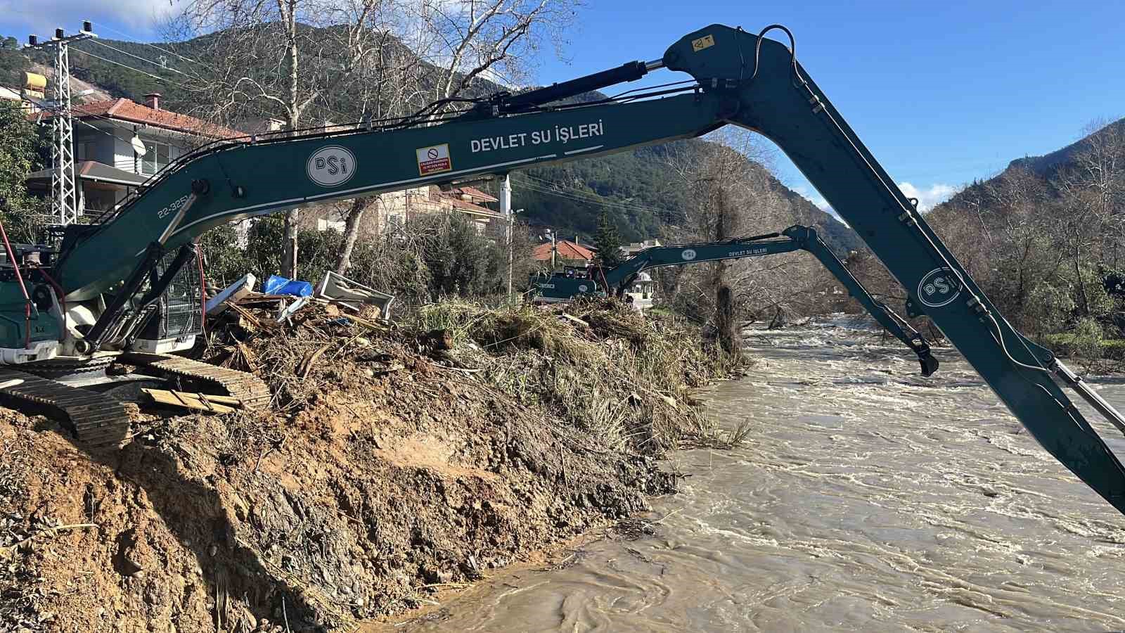 Taşan çaydaki işletme yıkıldı, sulara kapılmak üzere olan bir köpek son anda kurtarıldı
