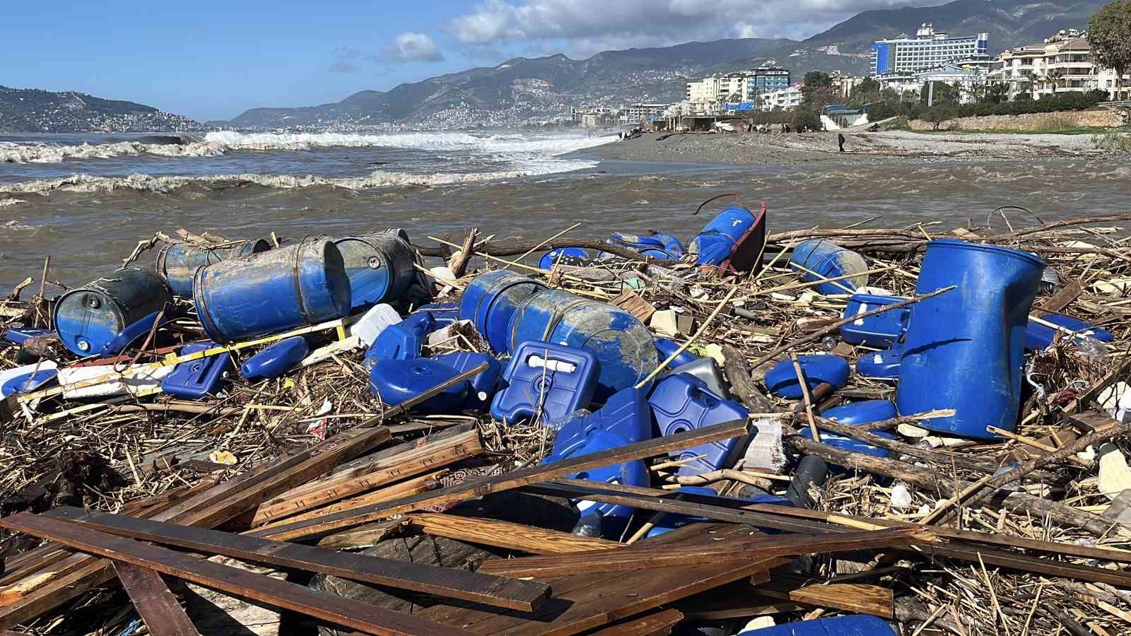 Taşan çaydaki işletme yıkıldı, sulara kapılmak üzere olan bir köpek son anda kurtarıldı
