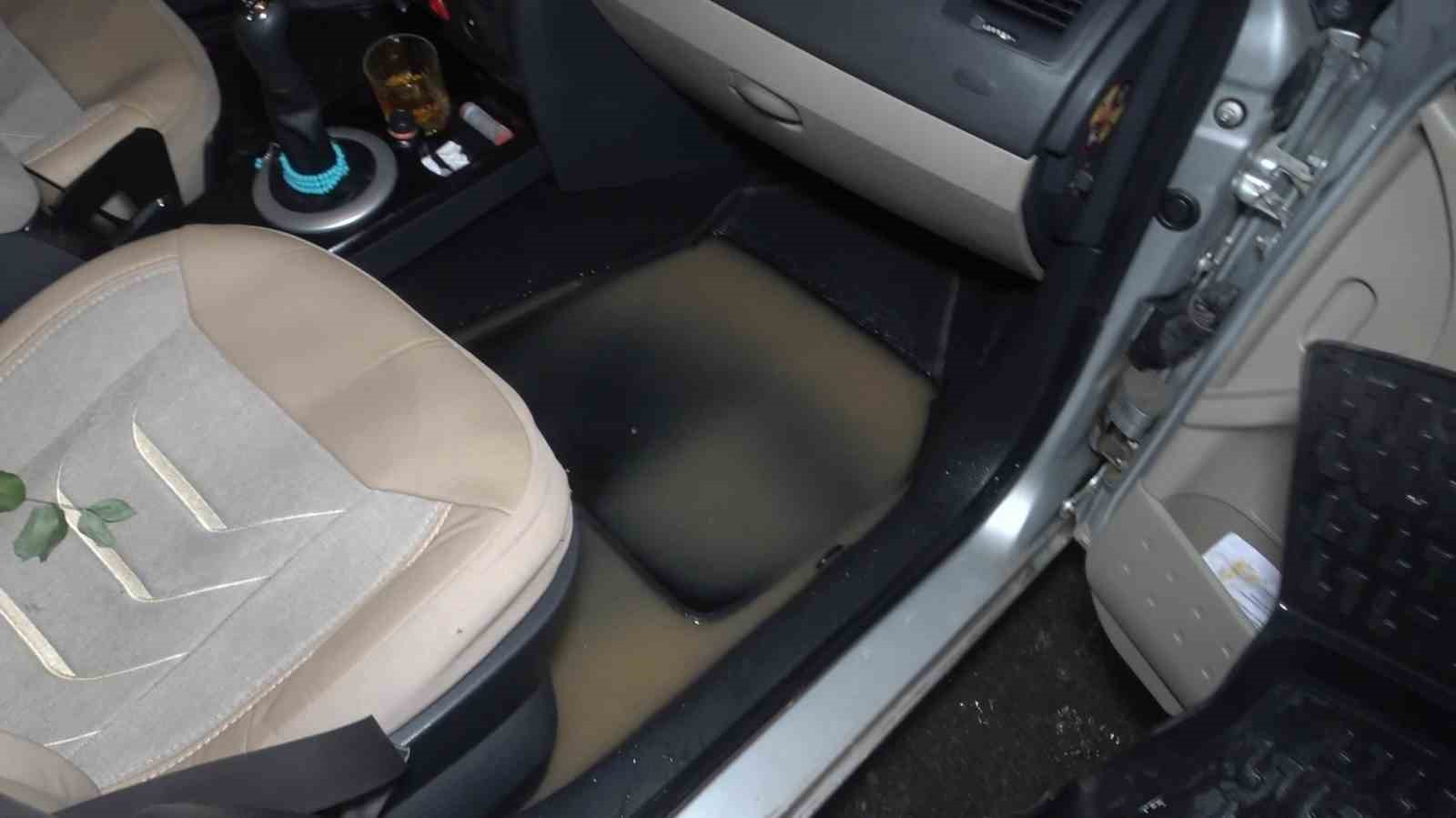 Taşan dere nedeniyle sitenin bahçesi ve araçlar su içinde kaldı
