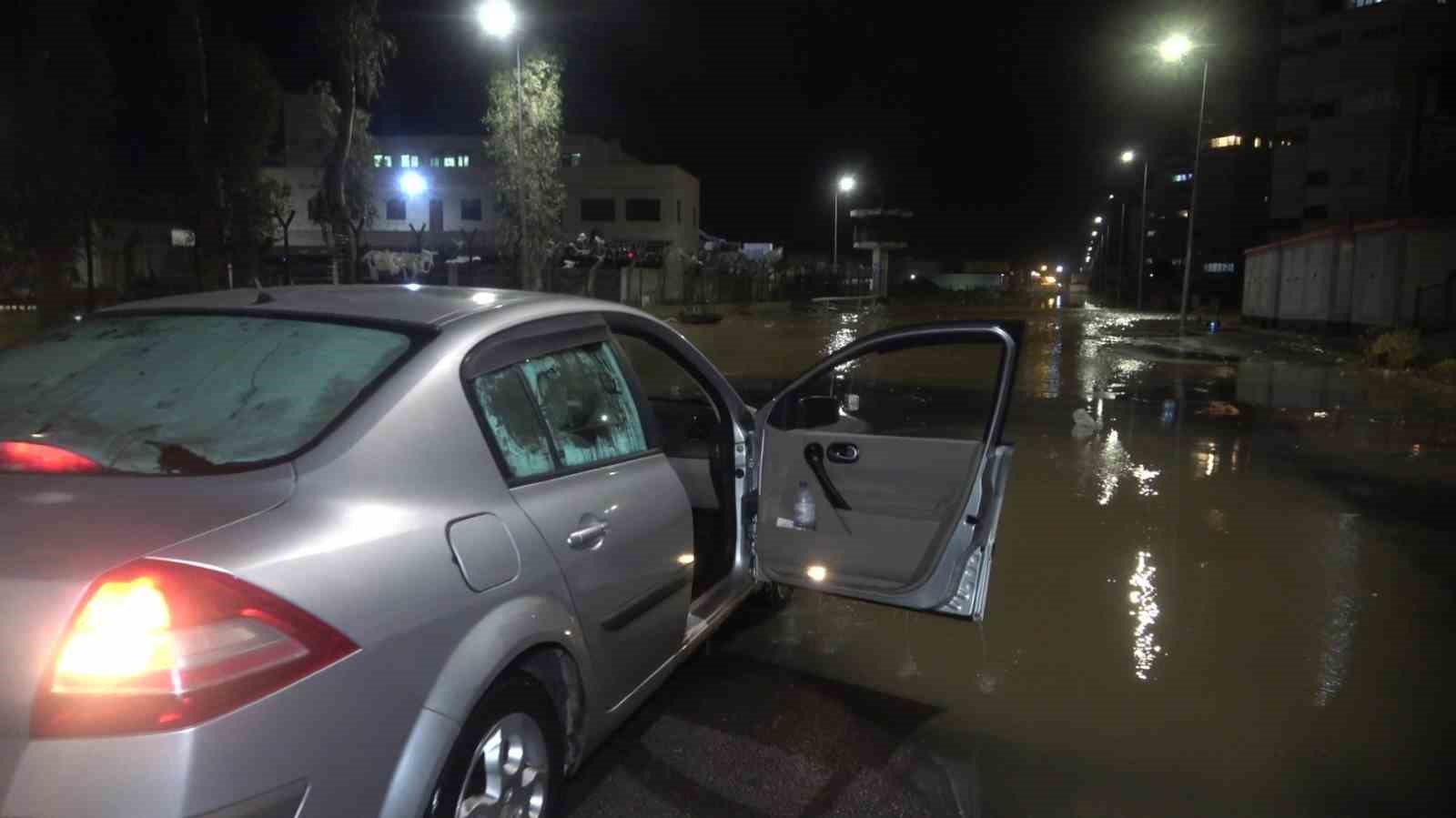 Taşan dere nedeniyle sitenin bahçesi ve araçlar su içinde kaldı
