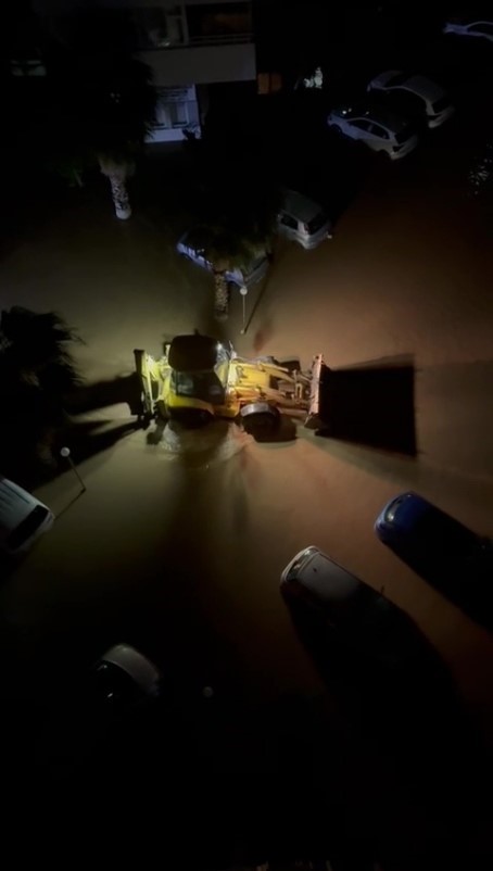 Taşan dere nedeniyle sitenin bahçesi ve araçlar su içinde kaldı
