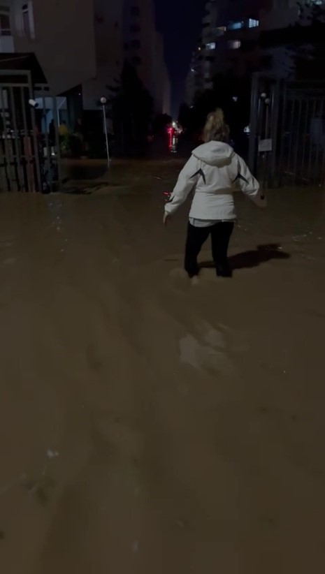 Taşan dere nedeniyle sitenin bahçesi ve araçlar su içinde kaldı
