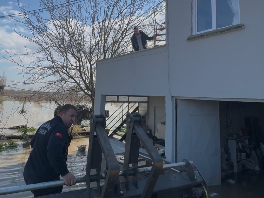 Taşan Gediz Nehri dolayısıyla mahsur kalan 44 kişi ve 127 hayvan kurtarıldı
