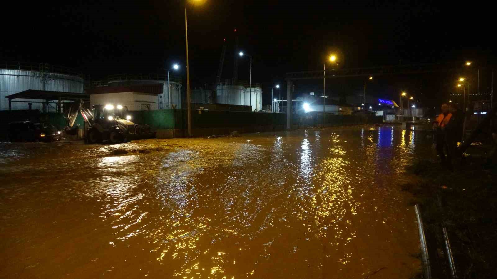 Taşan Kepez Çayı’nda mahsur kalan araç iş makinası yardımı ile kurtarıldı
