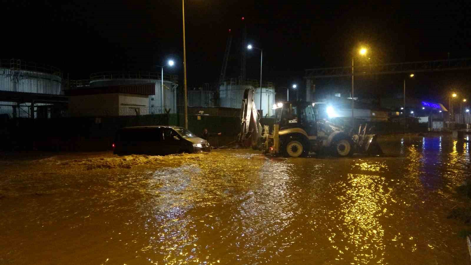 Taşan Kepez Çayı’nda mahsur kalan araç iş makinası yardımı ile kurtarıldı
