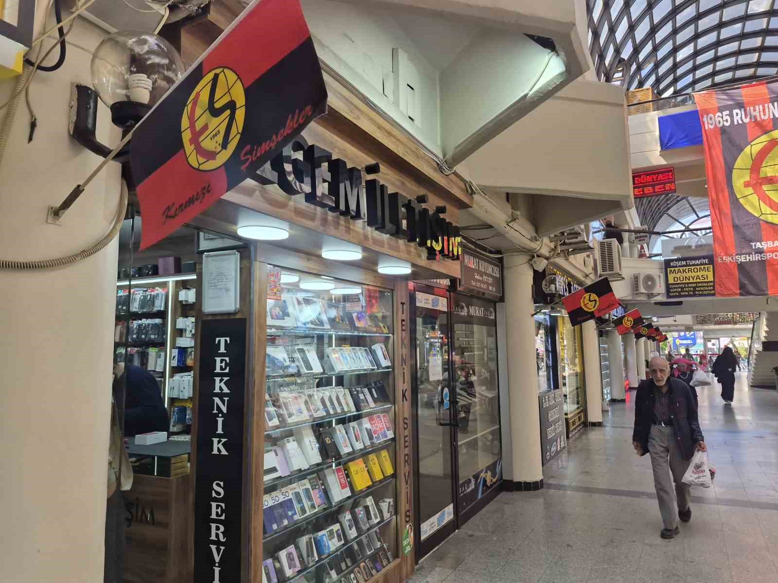 Taşbaşı esnafından Eskişehirspor’a bayraklarla destek
