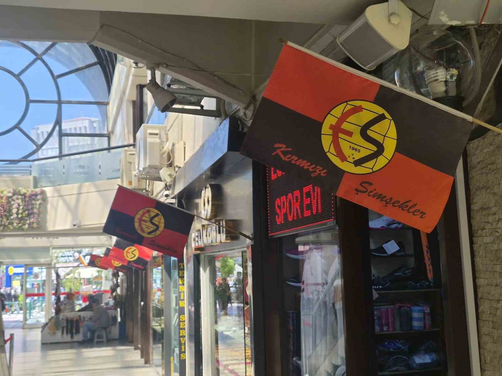 Taşbaşı esnafından Eskişehirspor’a bayraklarla destek
