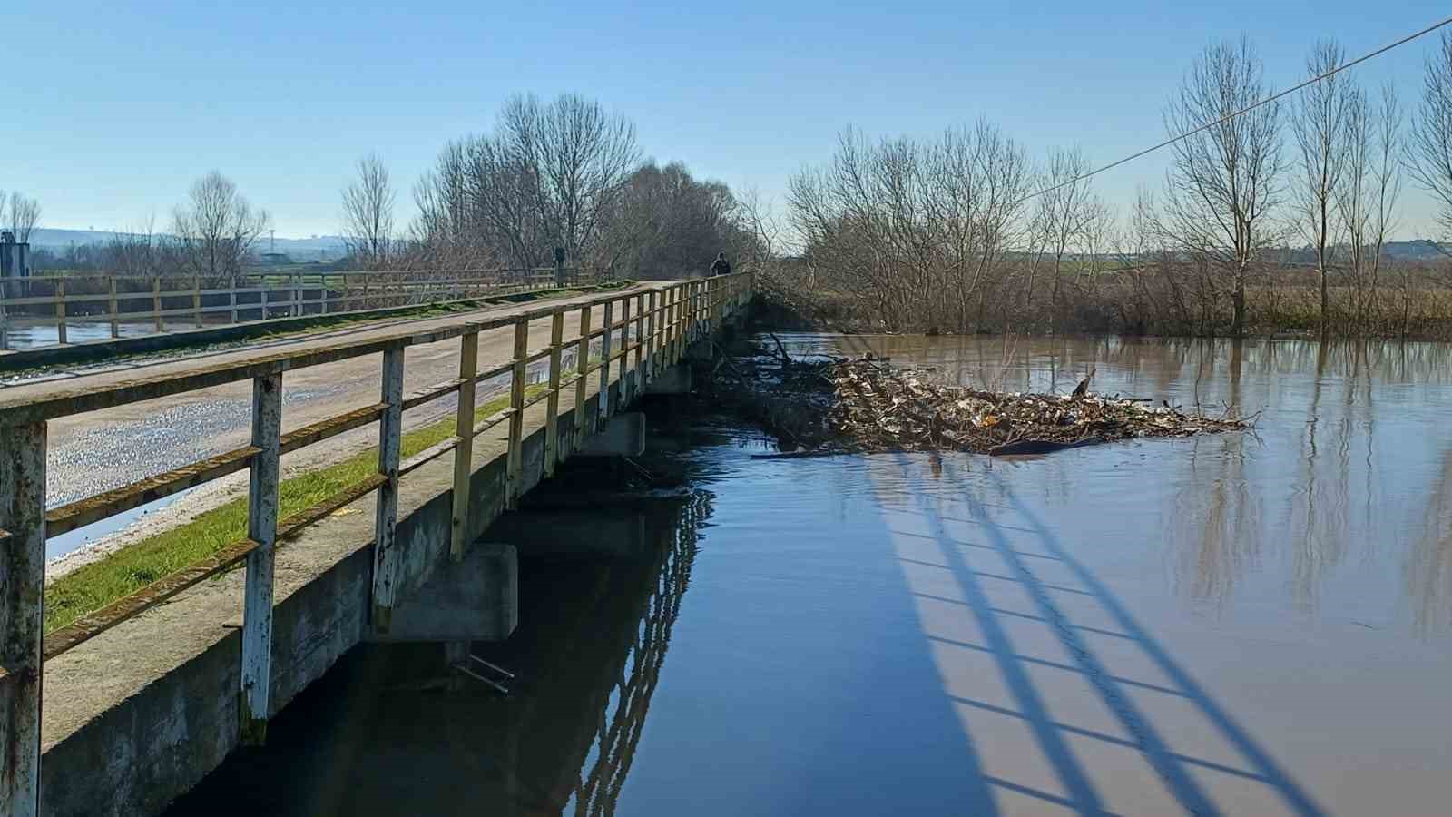 Taşkın nedeniyle kapanan tarihi köprü gözleri açılıyor
