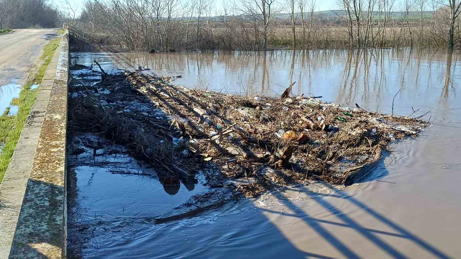 Taşkın nedeniyle kapanan tarihi köprü gözleri açılıyor
