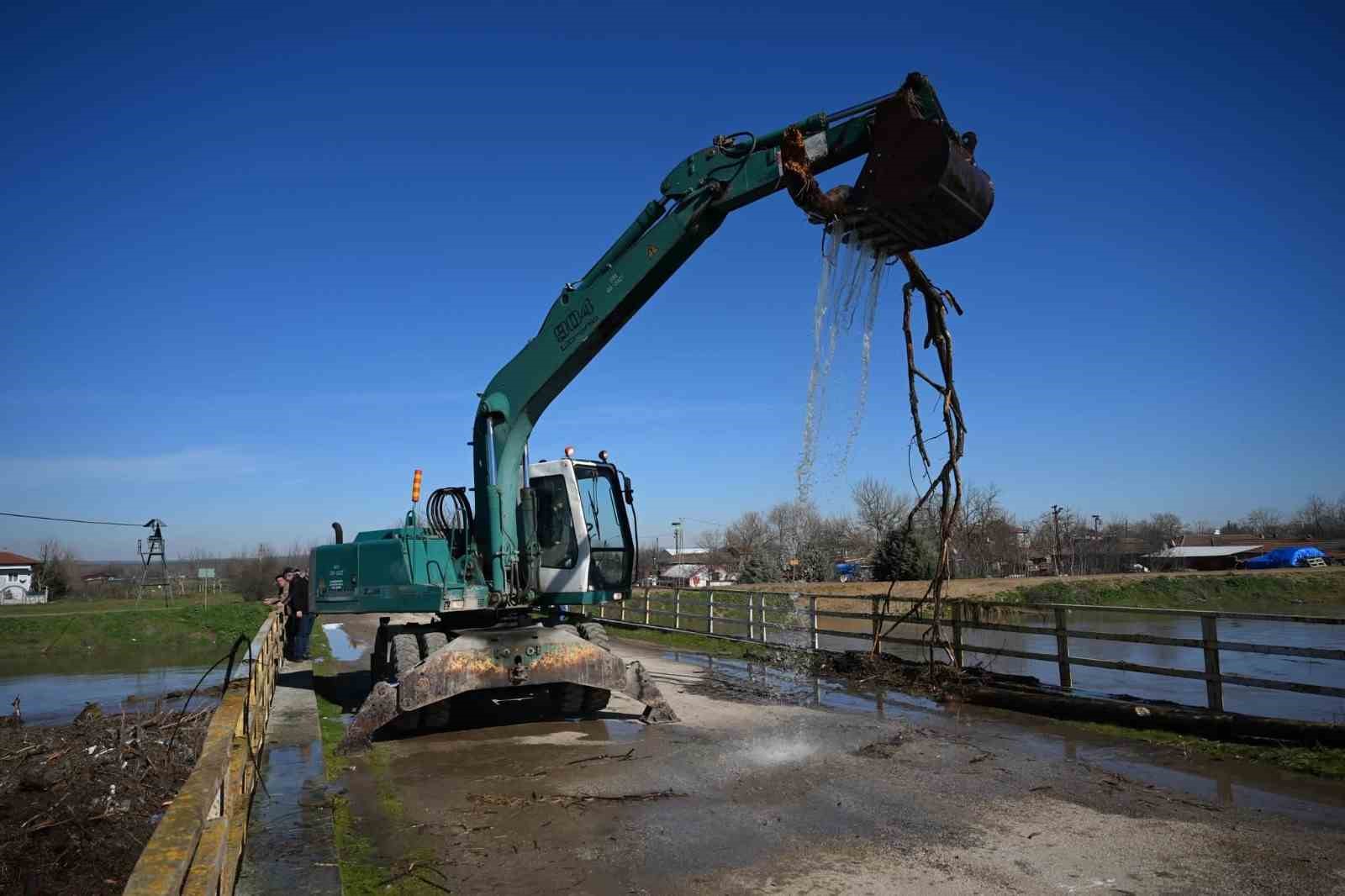 Taşkın nedeniyle kapanan tarihi köprü gözleri açılıyor
