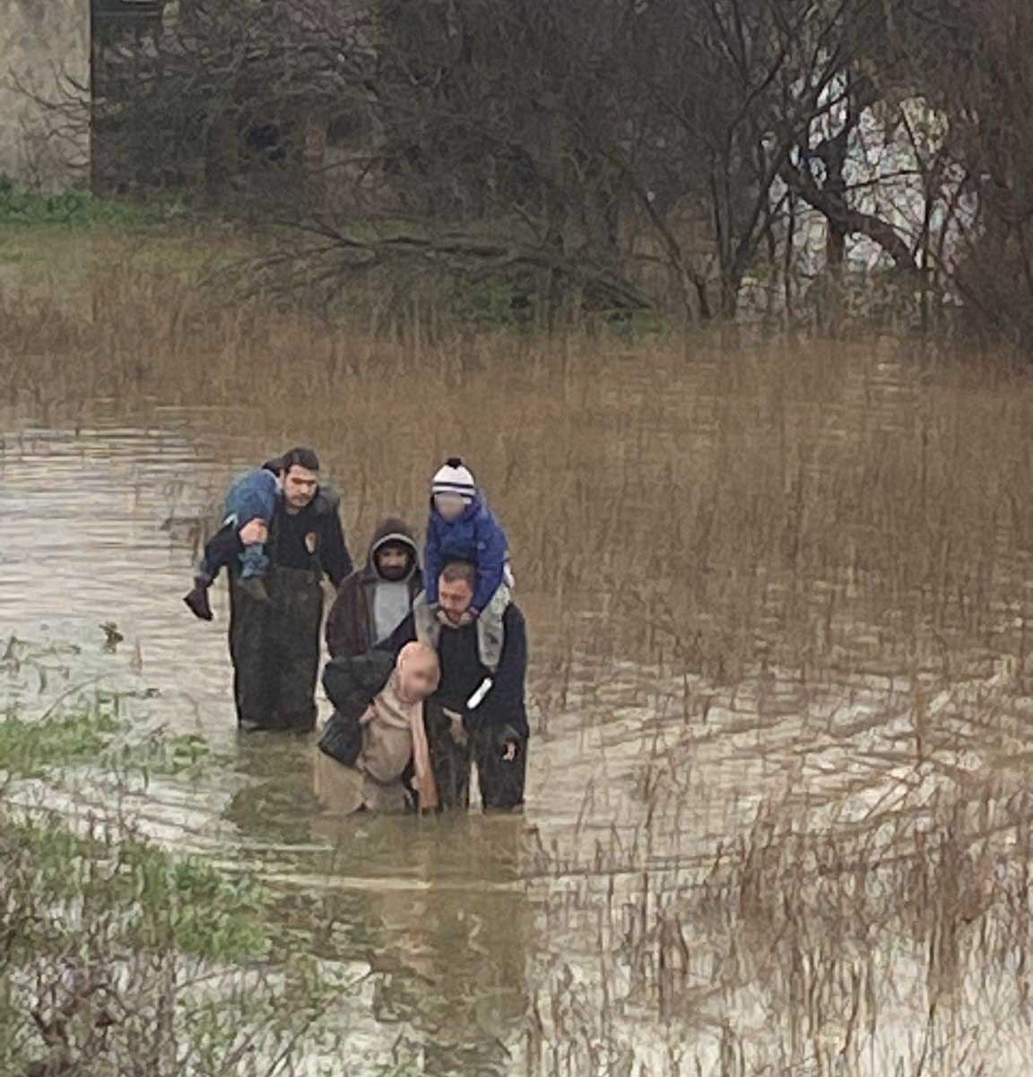 Taşkın sebebiyle mahsur kalan aile kurtarıldı
