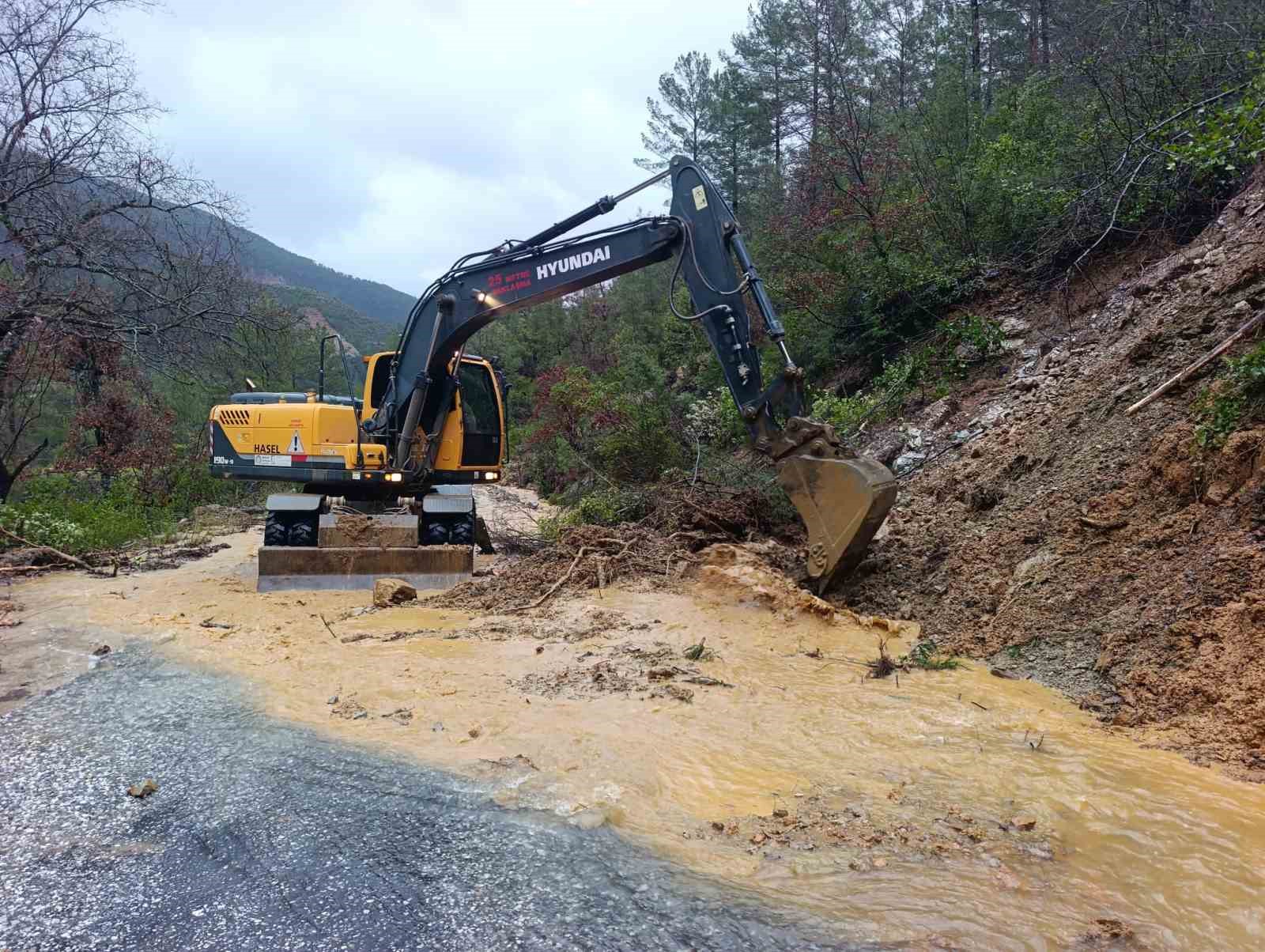 Taşkın suları tahliye ediliyor, bozulan yollar onarılıyor
Taşkın suları tahliye ediliyor, bozulan yollar onarılıyor