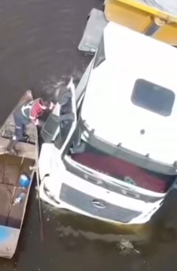 Taşkın sularında yan mahsur kalan tır sürücüsünü itfaiye ekipleri kurtardı
