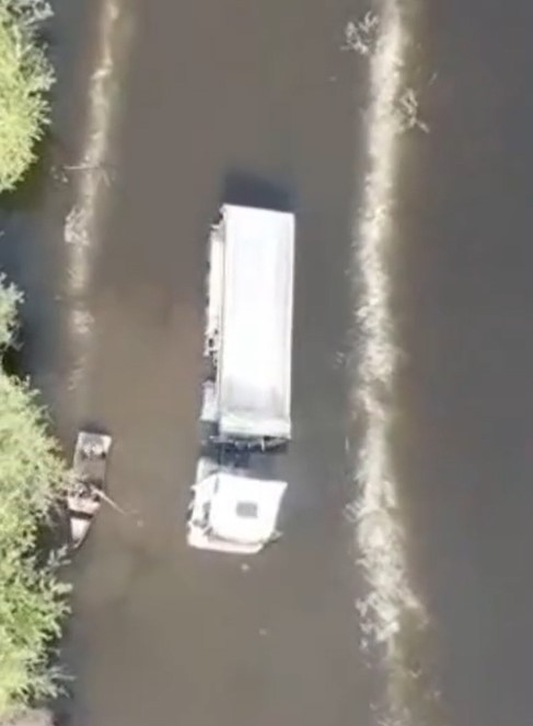 Taşkın sularında yan mahsur kalan tır sürücüsünü itfaiye ekipleri kurtardı
