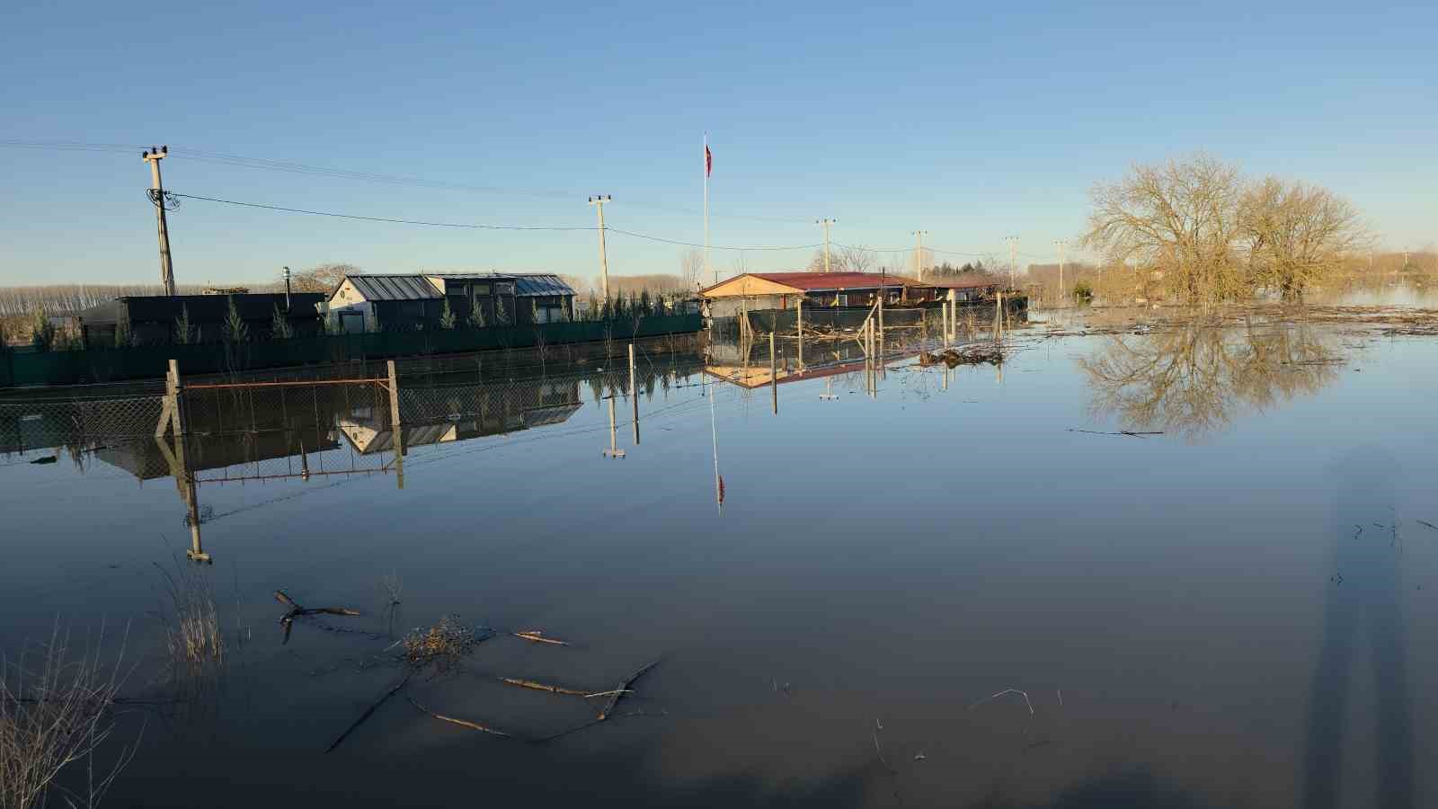 Taşkın sularının kapladığı tarım arazileri buz tuttu
