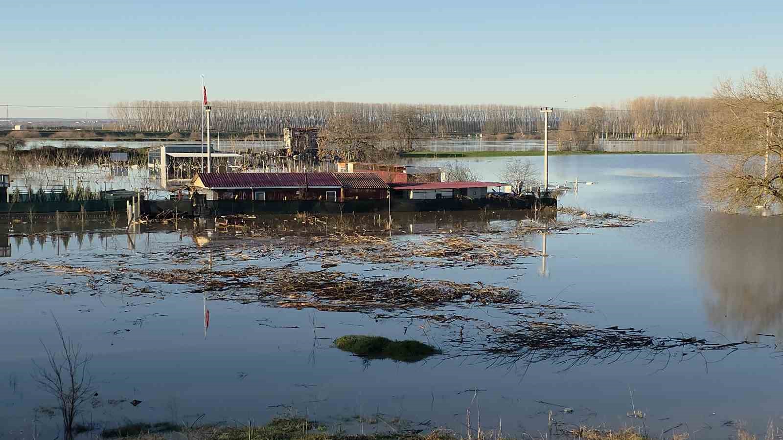 Taşkın sularının kapladığı tarım arazileri buz tuttu
