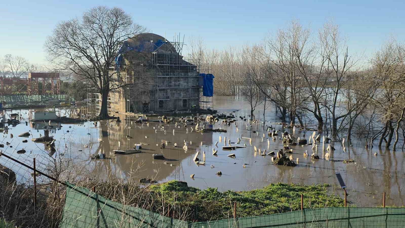 Taşkın sularının kapladığı tarım arazileri buz tuttu
