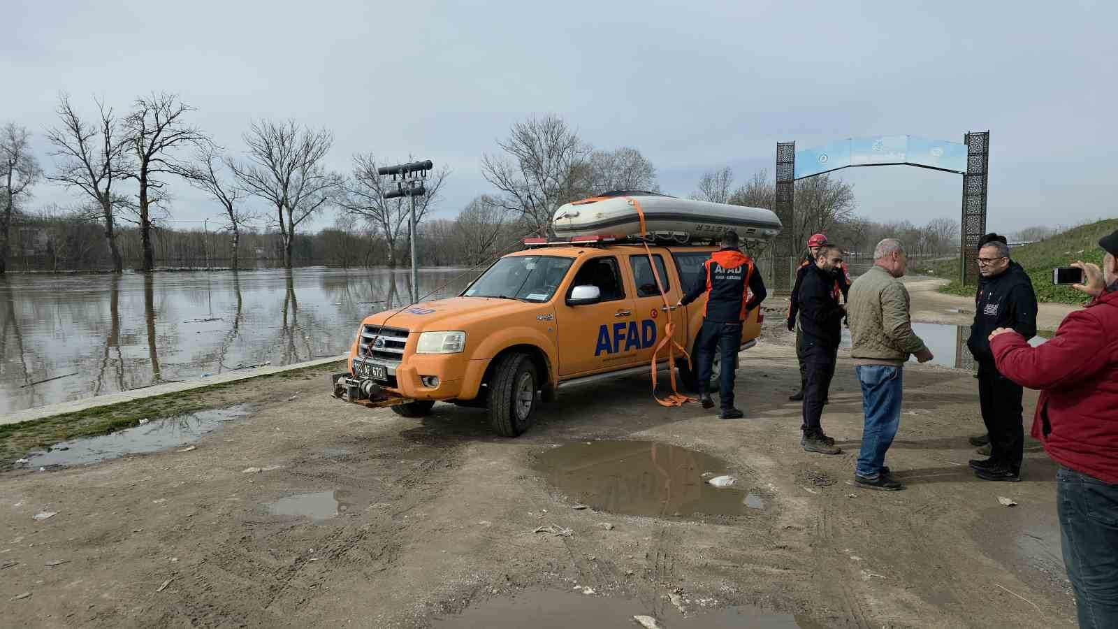 Taşkında mahsur kalan atlar için botlarla seferberlik
